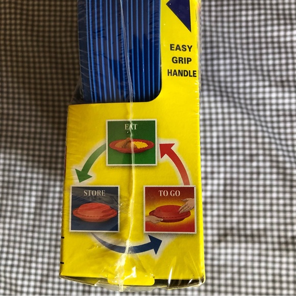 2 Packs of 15 Hefty Serve n Store 10.8” x 10” Plates (1 Red + 1 Blue) - Picture 6 of 15